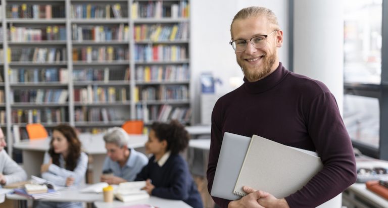 Formation_CQP_EVS_Bordeaux - Homme travaillant dans salle des professeurs