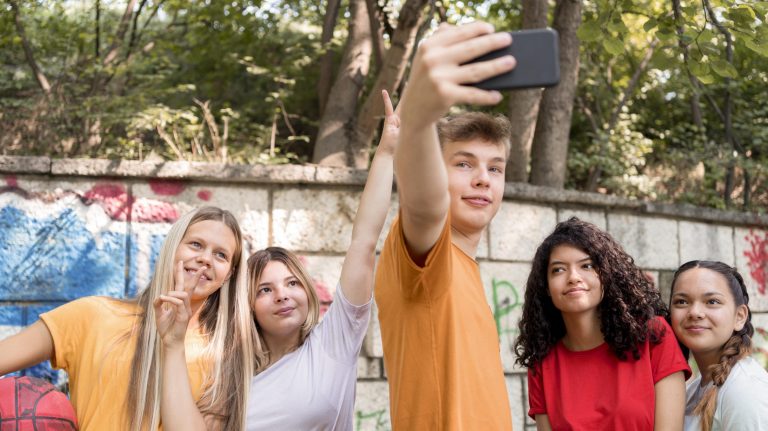 Formation_les_nouveaux_comportements_scolaires. Adolescents faisant un selfie