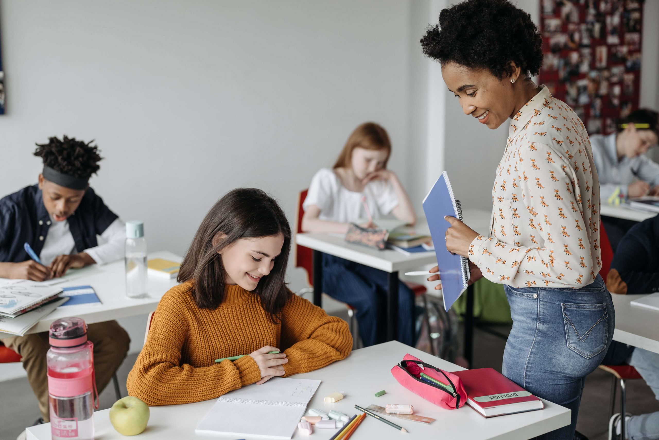 Enseignante accompagnant ses élèves