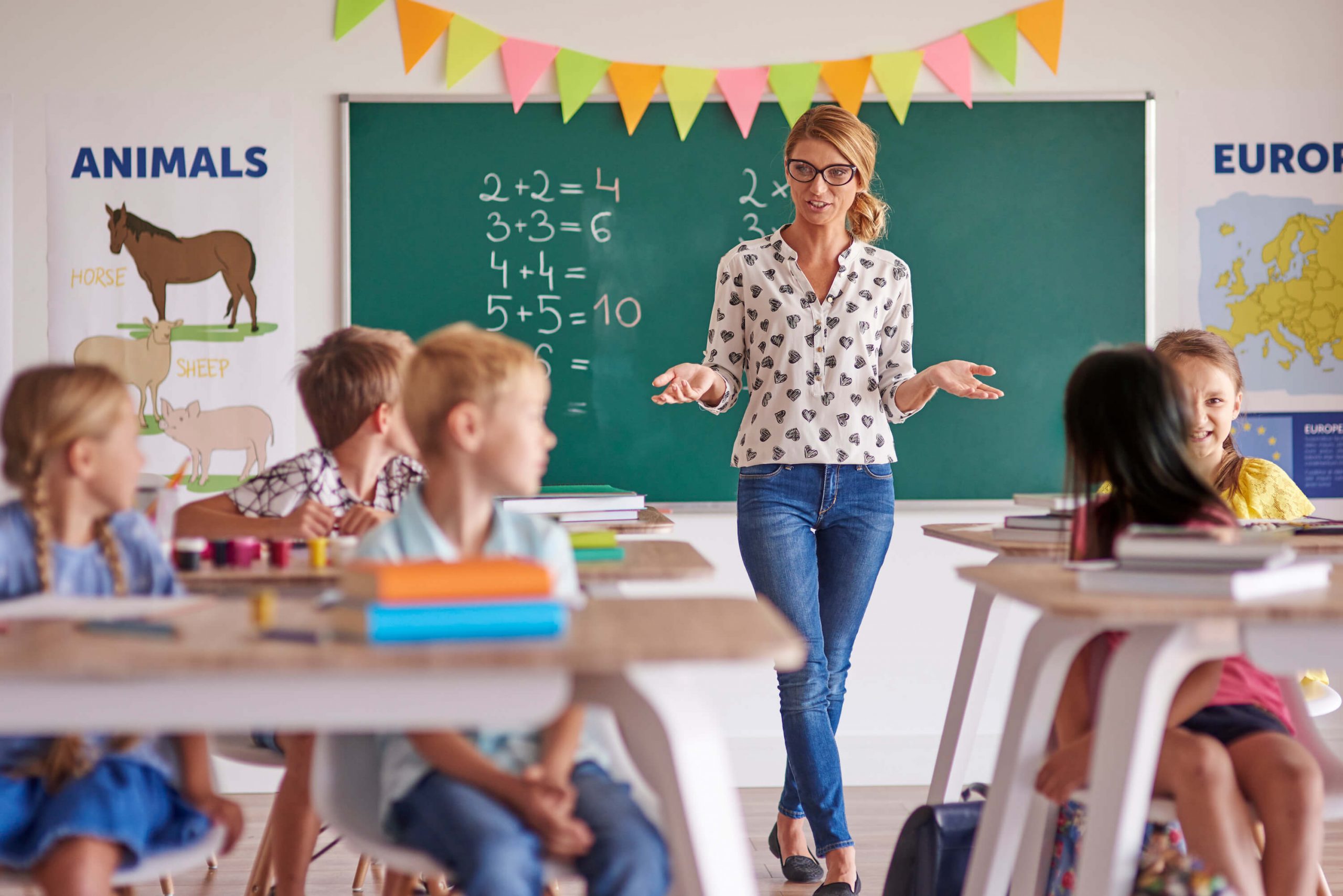 Une enseignantes dans sa classe au milieu de ses élèves