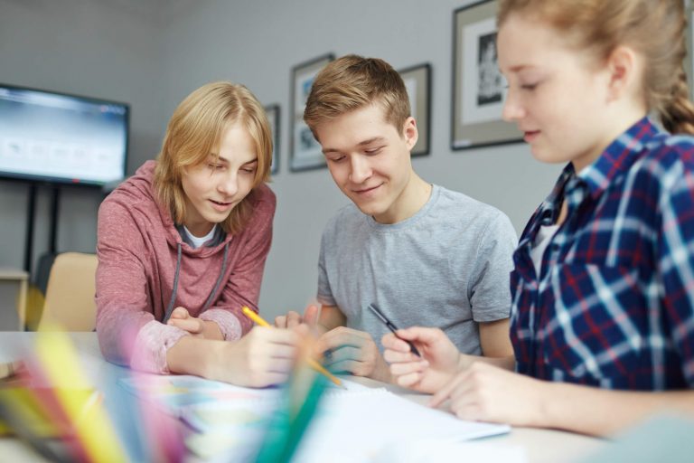 Des élèves de collège travaillant en autonomie