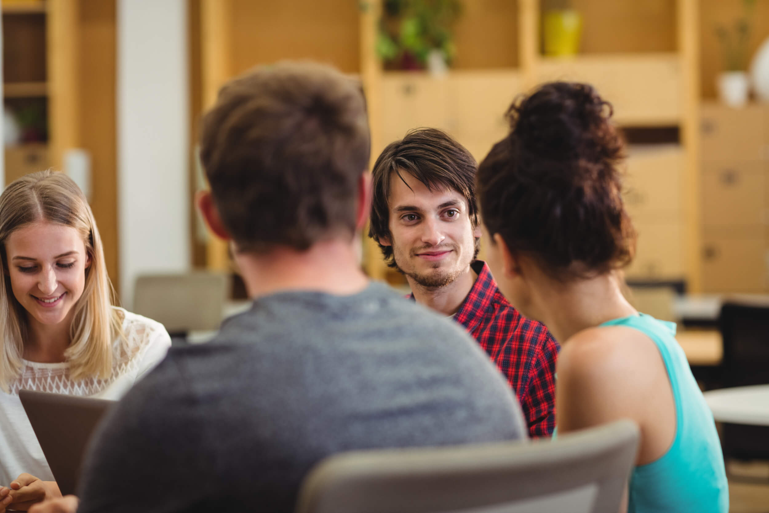 Un groupe de personnes discutant.