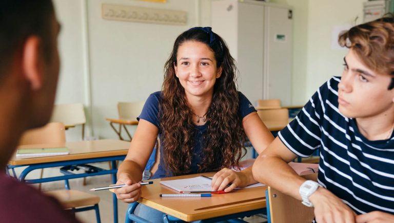 Une élève de collège souriante et à l'aise