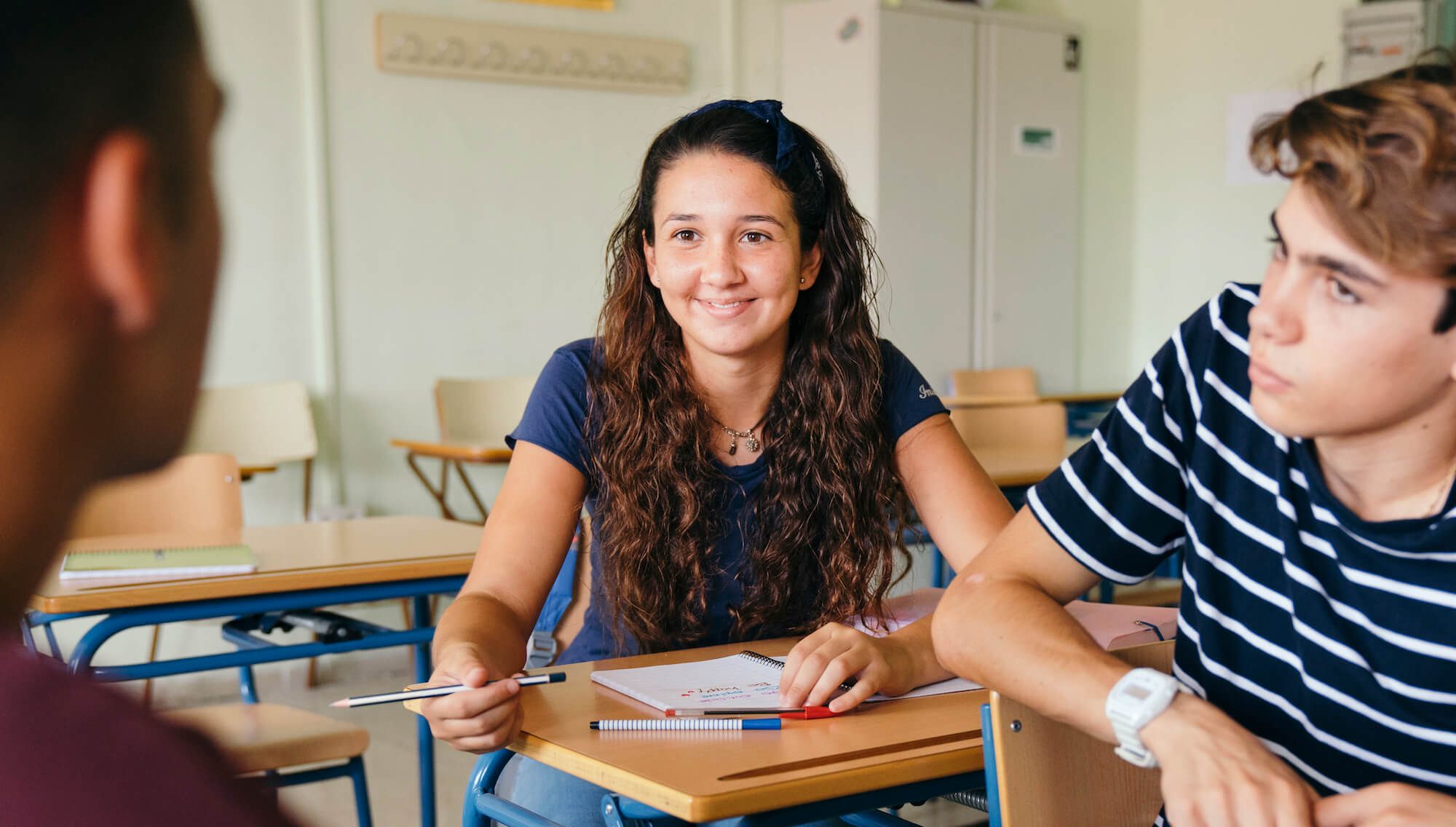 Une élève de collège souriante et à l'aise