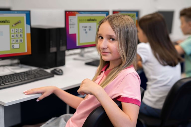 Une élève faisant une exercice de mathématiques sur un ordinateur