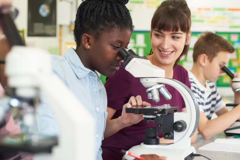 Une professeur de SVTU accompagne une élève lors d'un cours