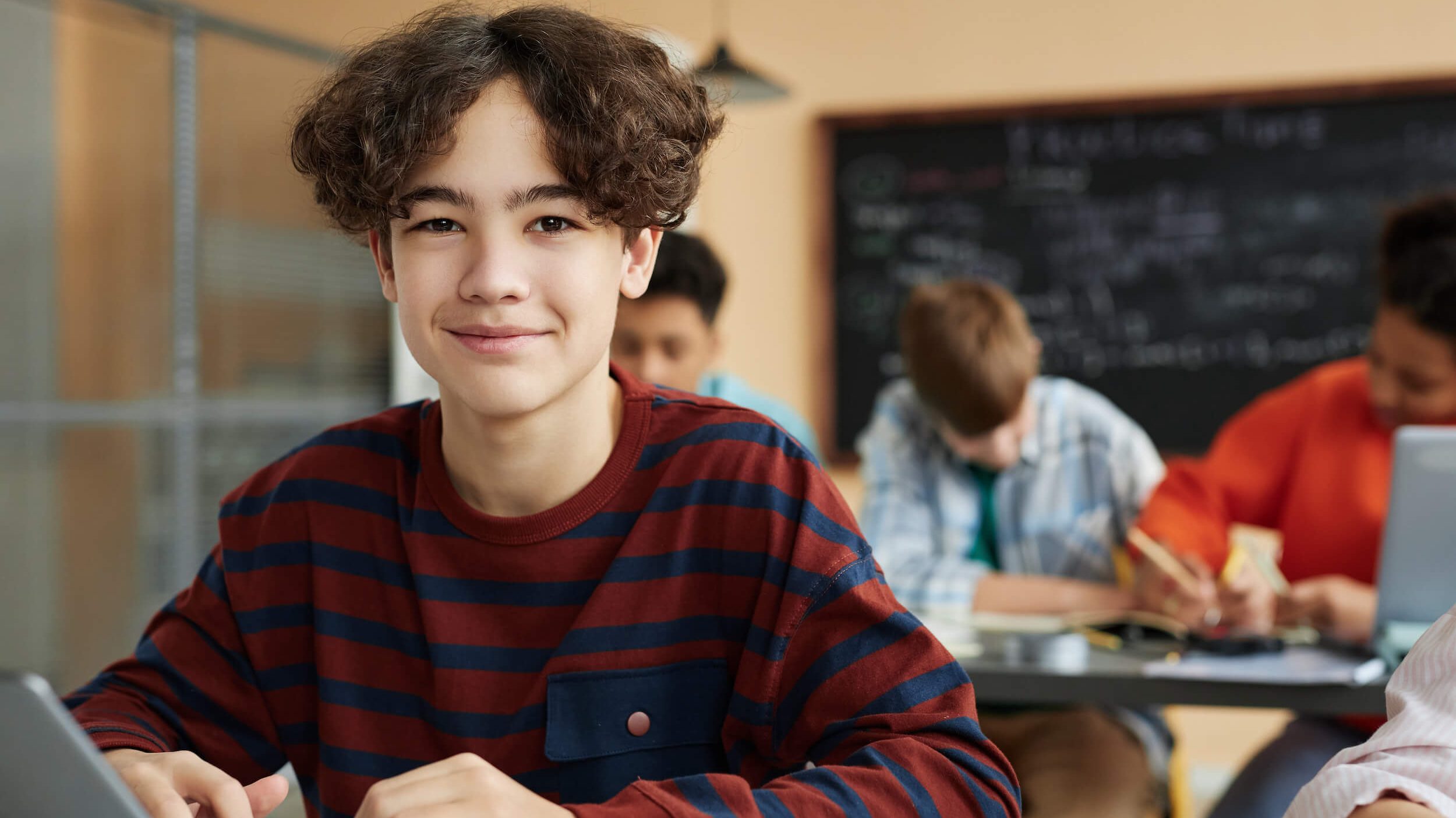 Un élève en classe étudiant en autonomie