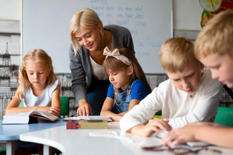 Une enseignante de primaire entourée de ses élèves