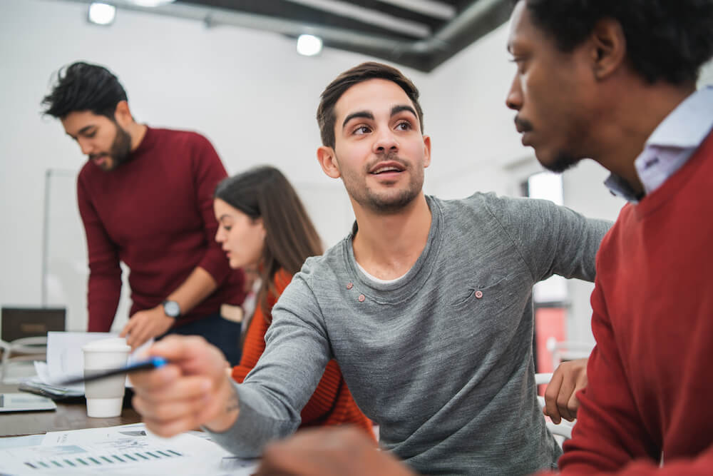 Enseignant collaborant avec un autre enseignant