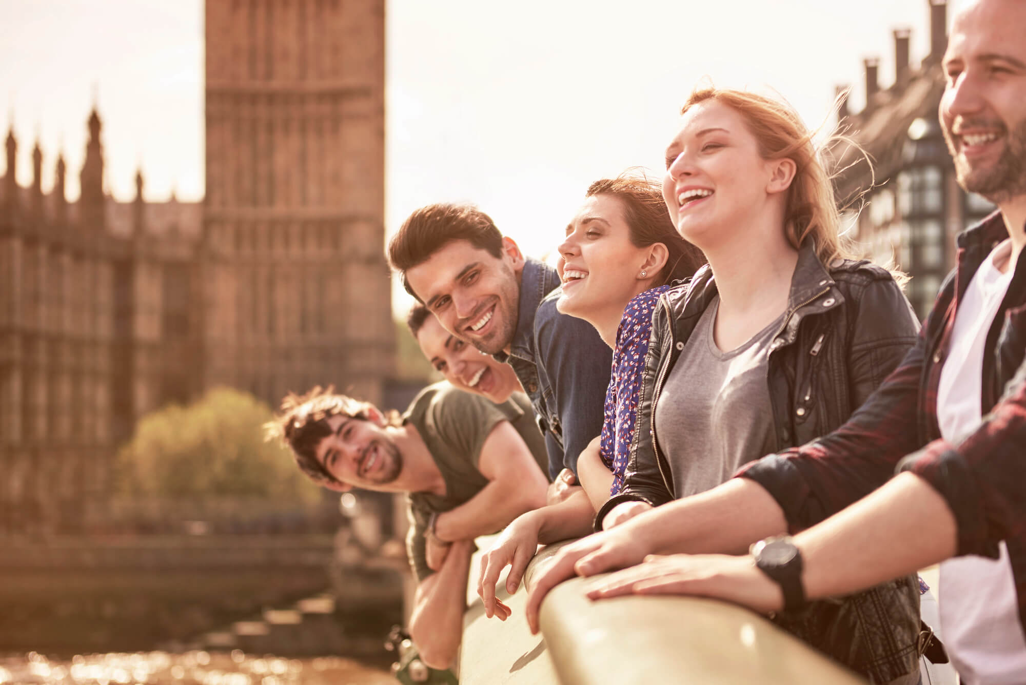 Etudiants français étudiant à 'l'étranger sur un pont dans une capitale européenne