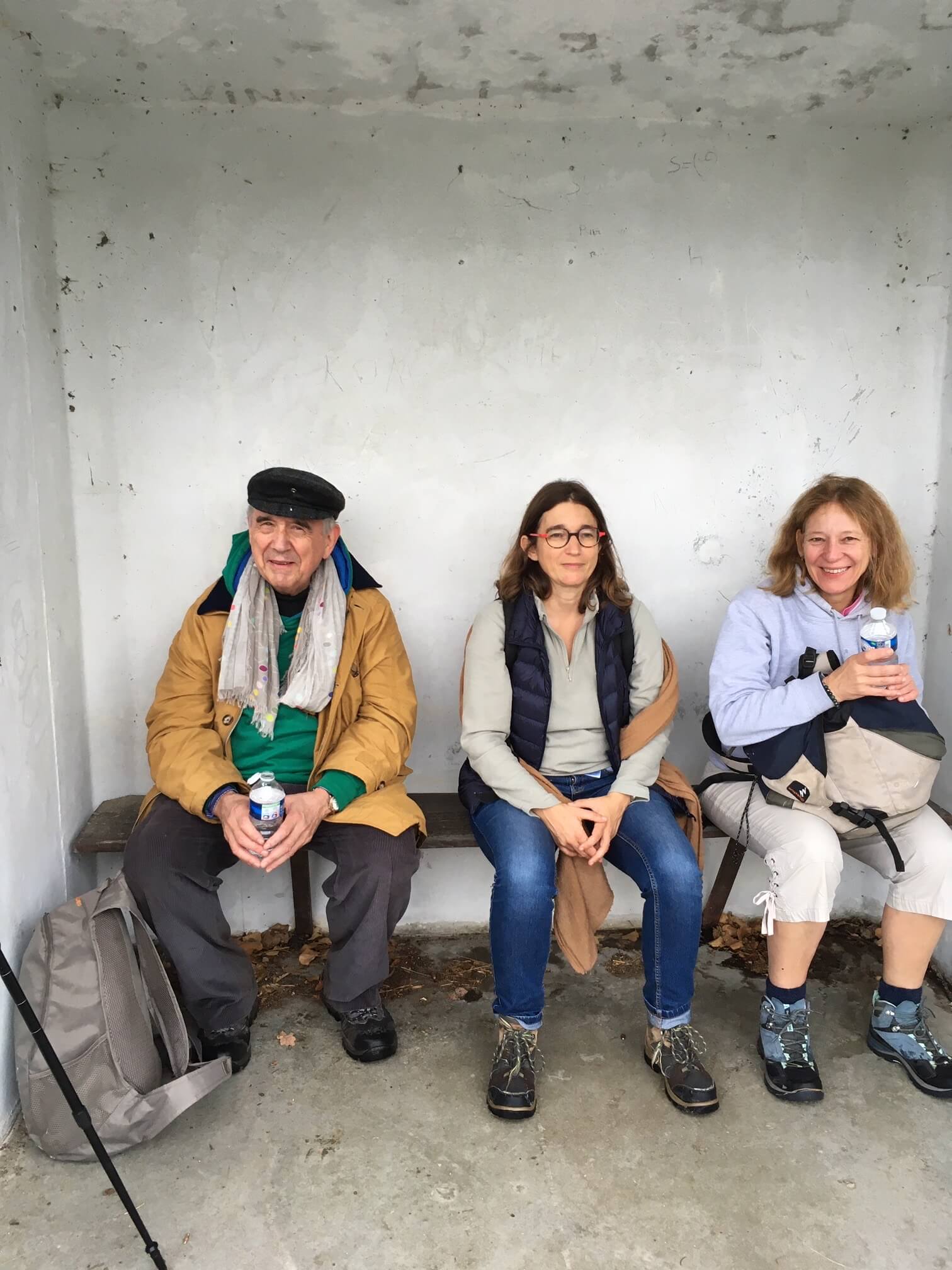 Trois pèlerins faisant une pause