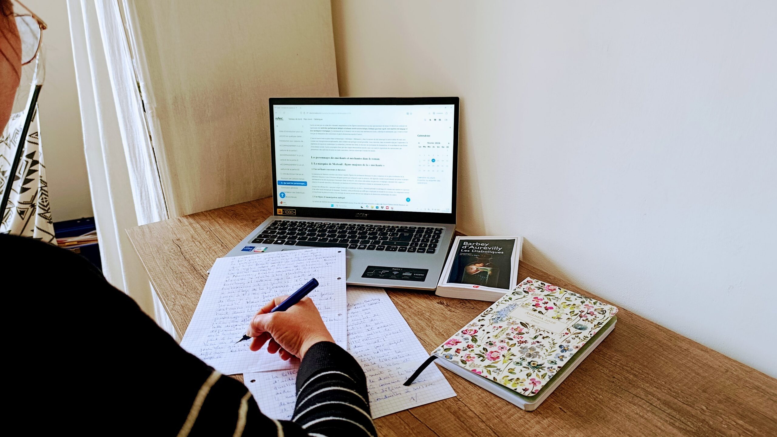 Photo_Prépa_CAPES_CAFEP_LM - Environnement de travail : ordinateur, fiches, Plateforme d'apprentissage en ligne.