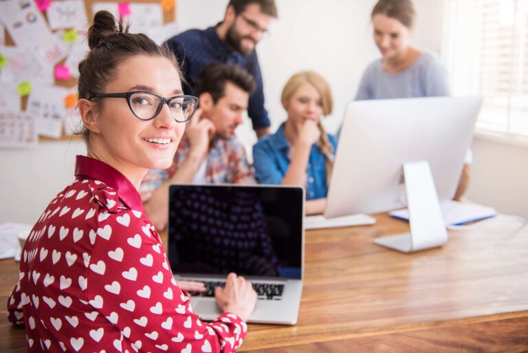 Professeur des écoles préparant sa rentrée avec l'IA - Formation par l'ISFEC François d'Assise