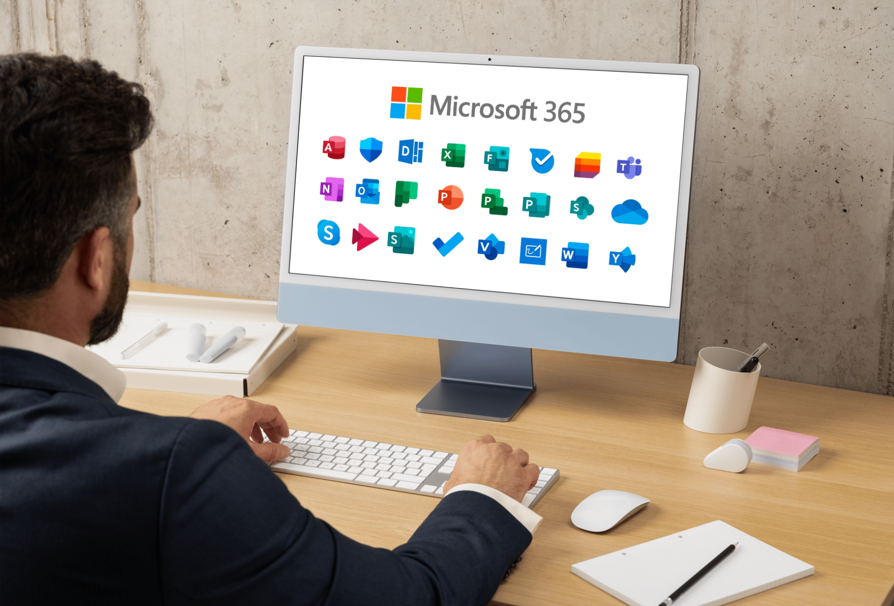 homme devant un ordinateur qui apprend à maitriser les bases du numériques avec microsoft 365